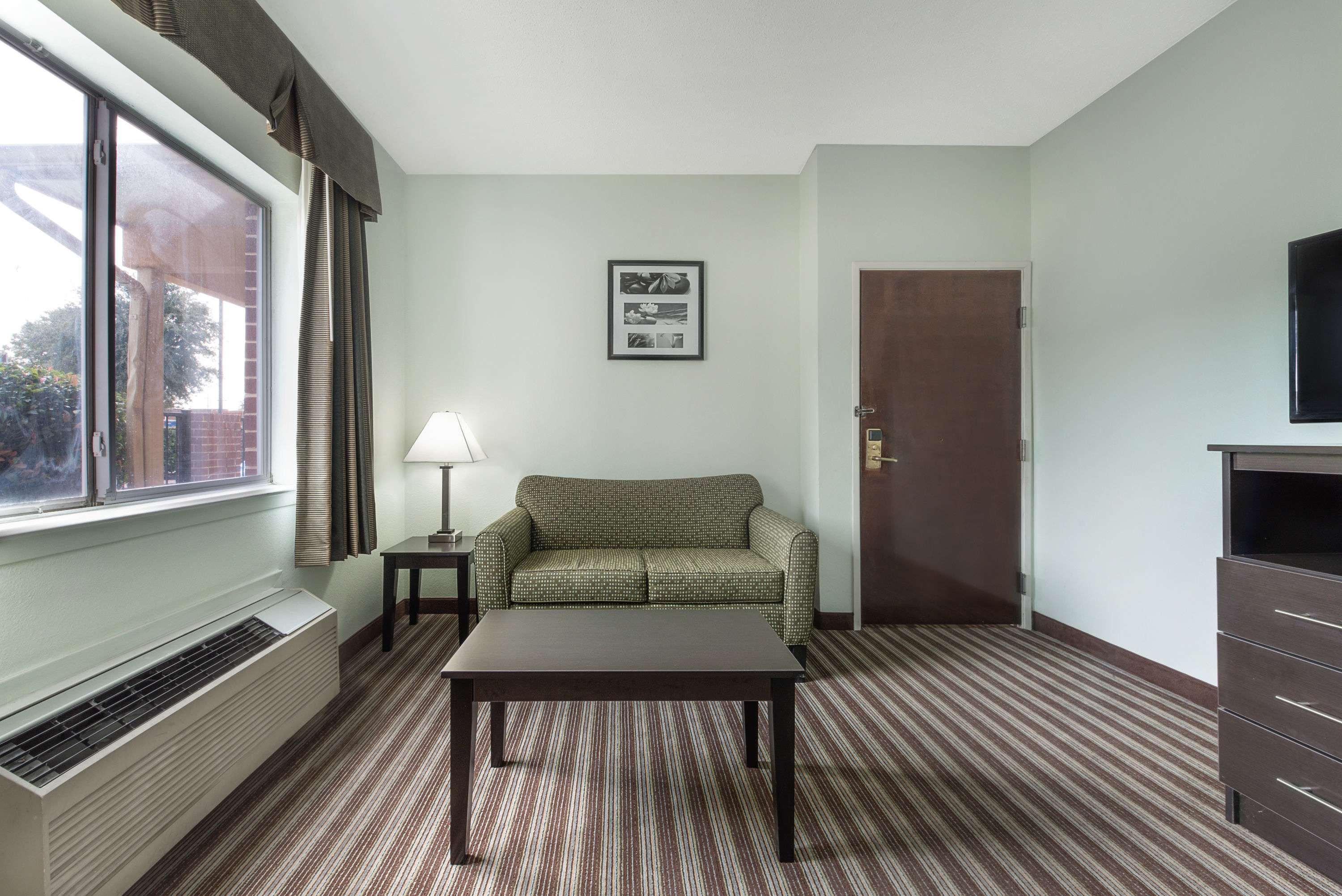 Days Inn & Suites By Wyndham Dallas Eksteriør billede